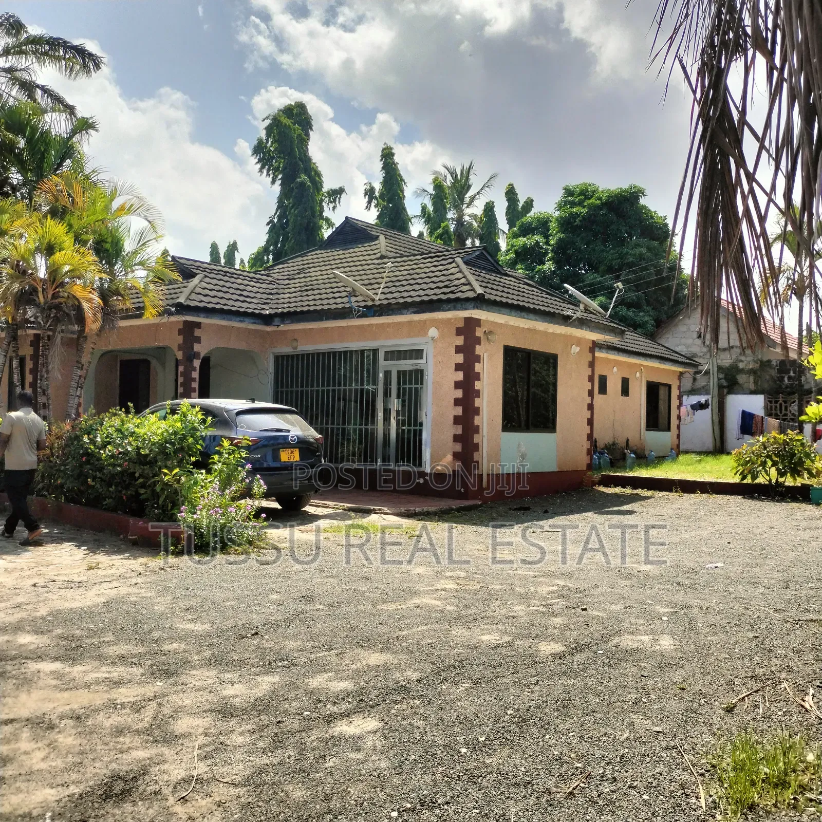 8bdrm House in Mbezibeach for sale