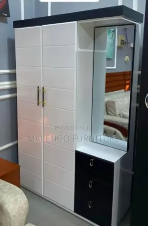 Kabati Milango Mitatu Na Sehemu Ya Dressing Table