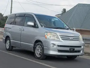 Toyota Noah 2.0 AWD (8 Seater) 2006 Silver