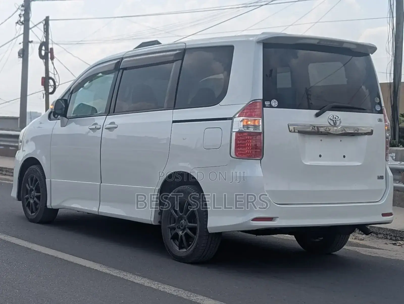 Toyota Noah 2.0 158hp AWD (7 Seater) 2012 White
