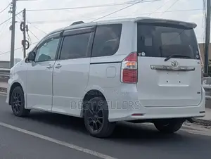Toyota Noah 2.0 158hp AWD (7 Seater) 2012 White