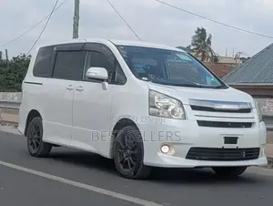 Toyota Noah 2.0 158hp AWD (7 Seater) 2012 White