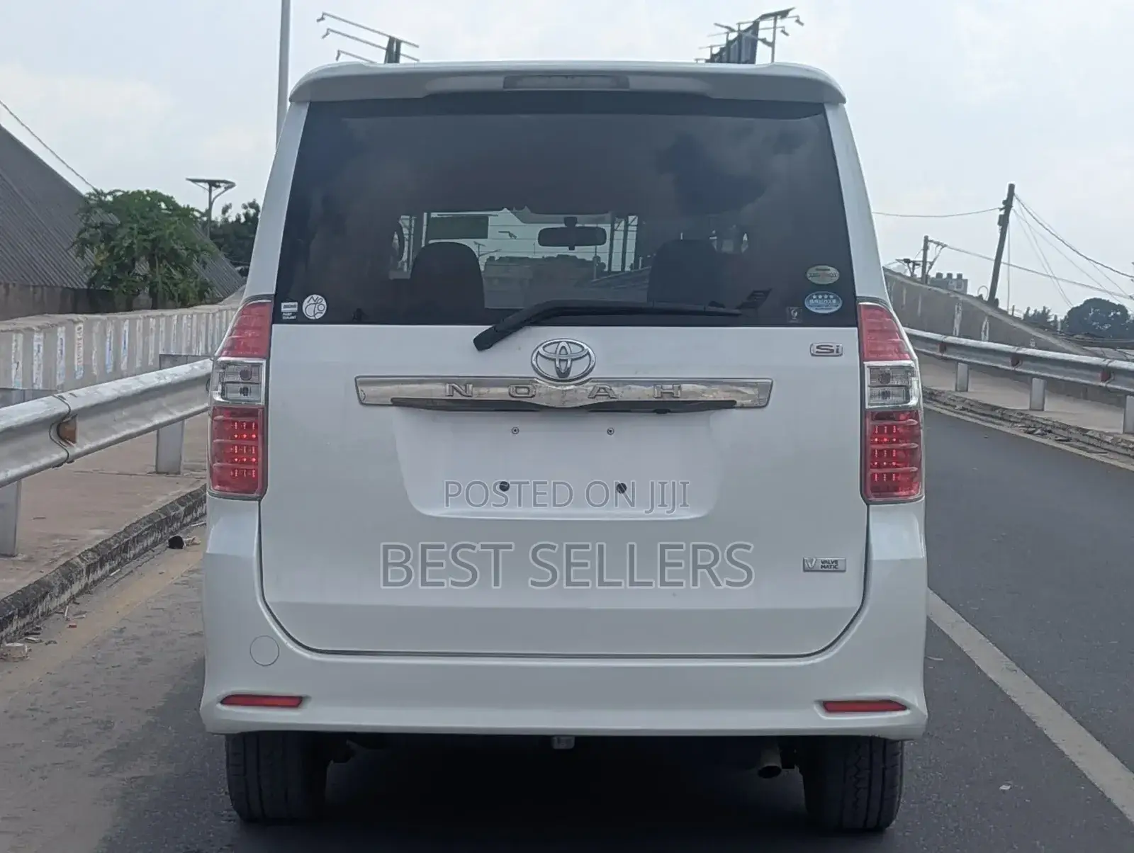 Toyota Noah 2.0 158hp AWD (7 Seater) 2012 White