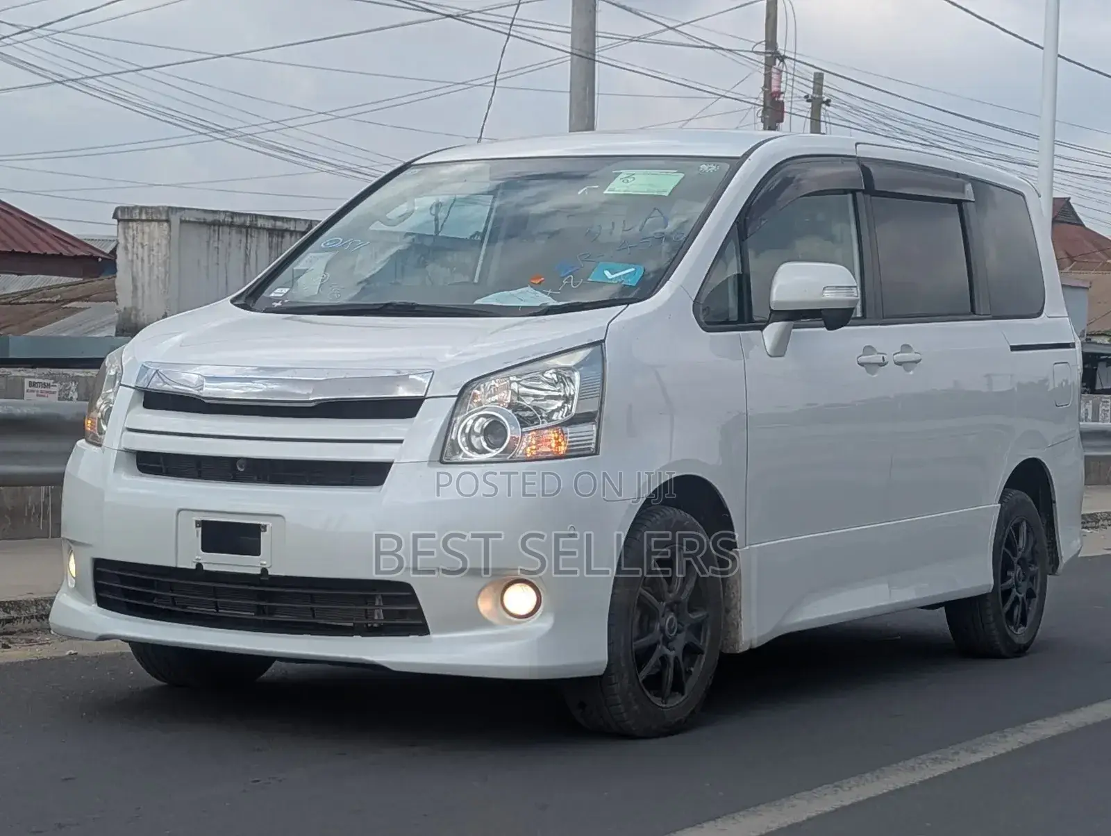 Toyota Noah 2.0 158hp AWD (7 Seater) 2012 White