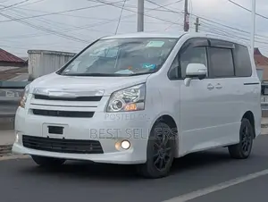 Toyota Noah 2.0 158hp AWD (7 Seater) 2012 White