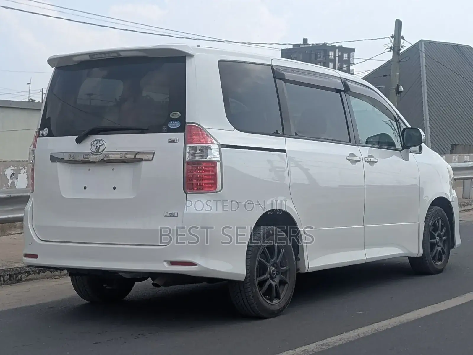 Toyota Noah 2.0 158hp AWD (7 Seater) 2012 White