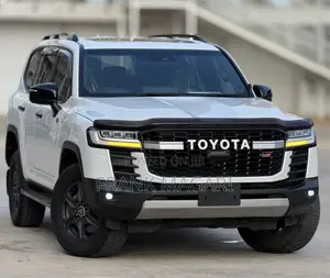 Toyota Land Cruiser LC300 2024 White