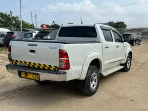 Toyota Hilux 2010 White