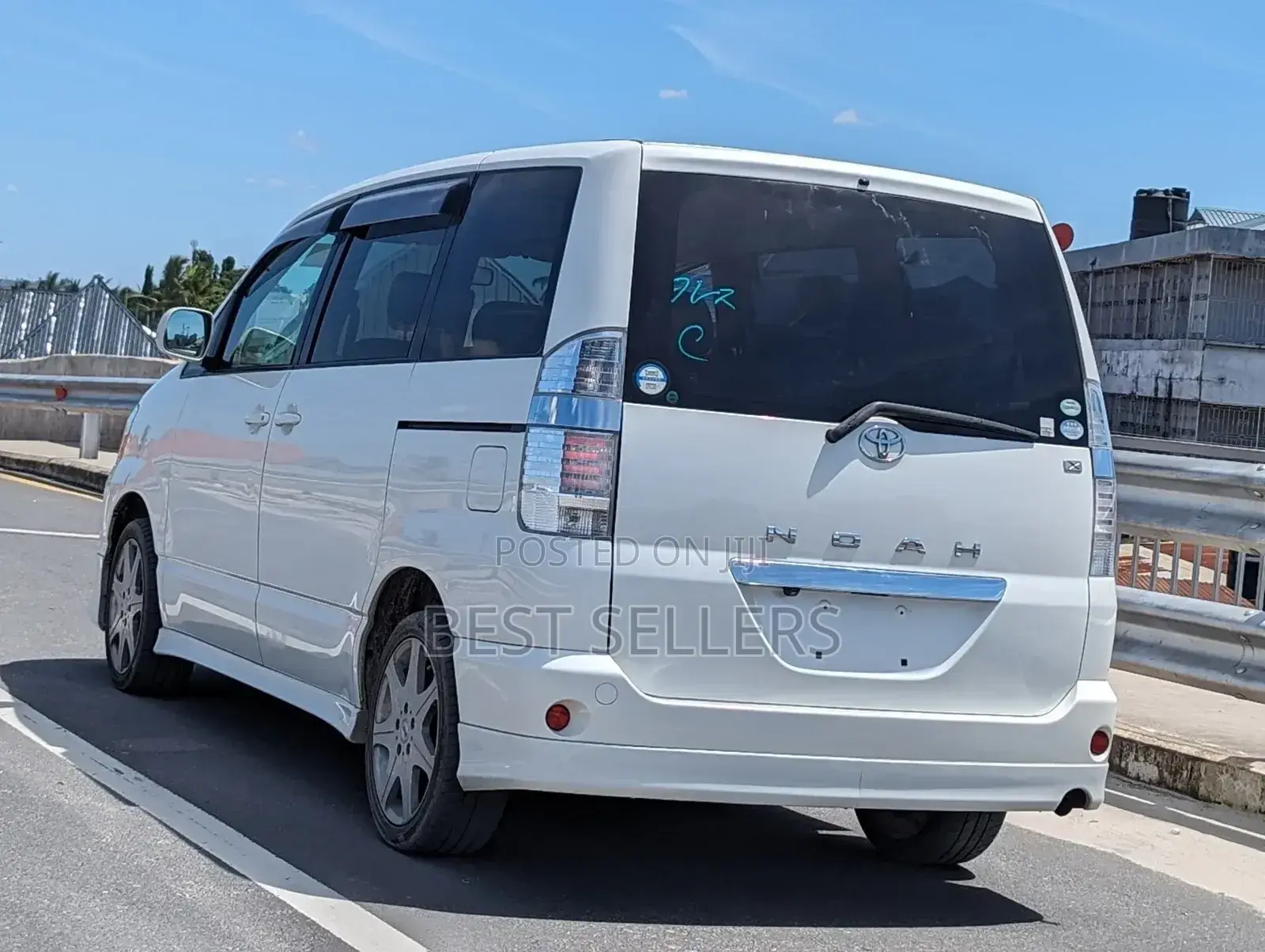 Toyota Noah 2.0 AWD (8 Seater) 2006 White