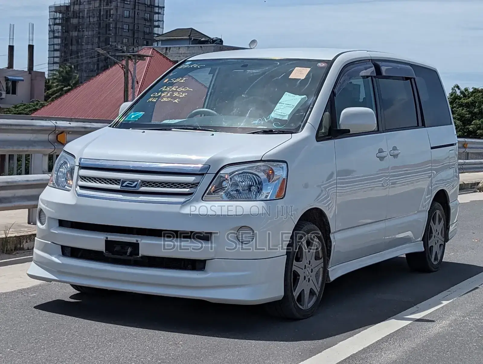 Toyota Noah 2.0 AWD (8 Seater) 2006 White