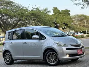 Toyota Ractis 1.3 FWD 2008 Silver