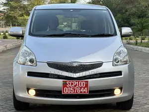 Toyota Ractis 1.3 FWD 2008 Silver