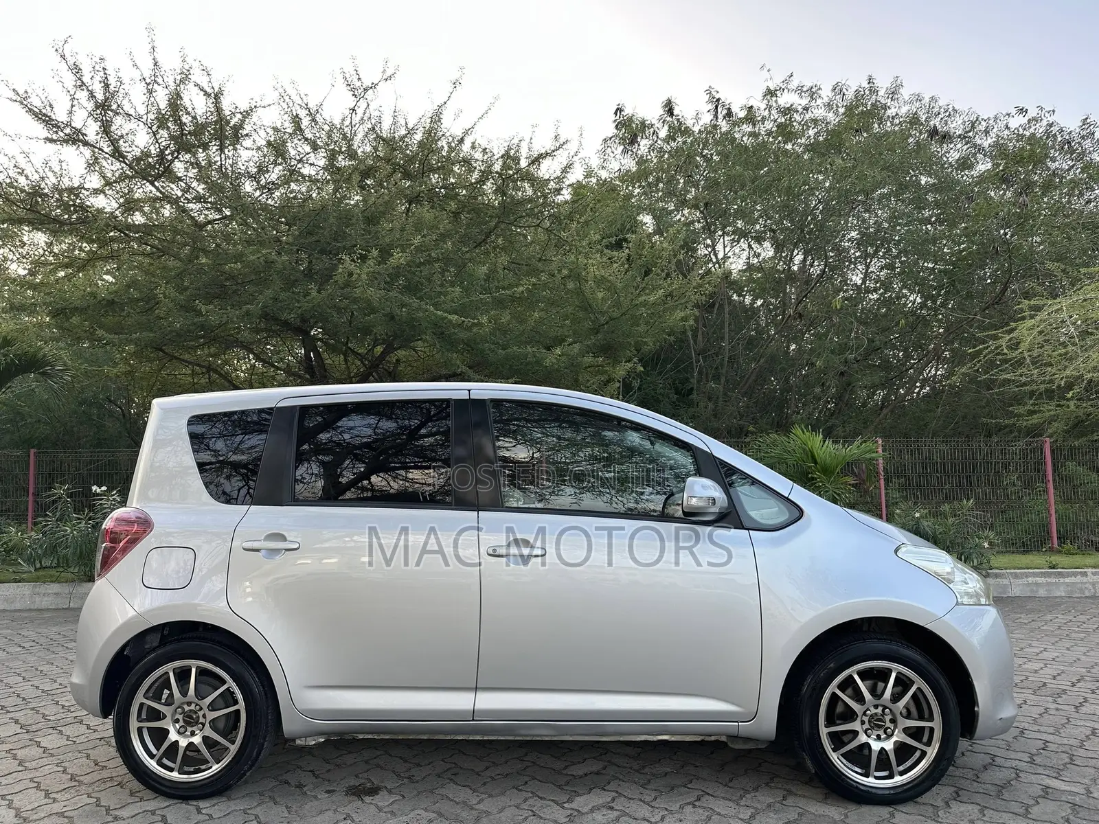Toyota Ractis 1.3 FWD 2008 Silver