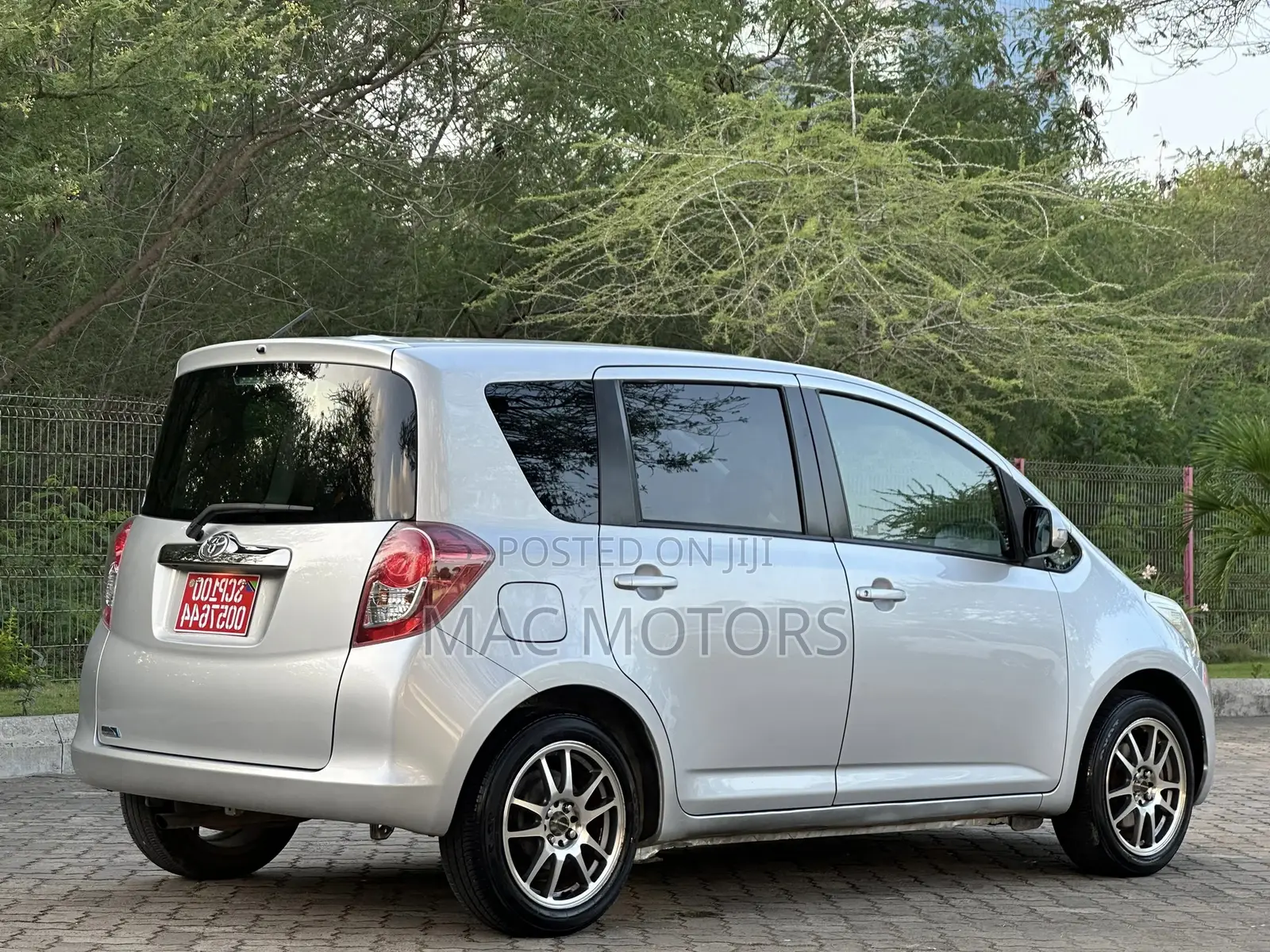 Toyota Ractis 1.3 FWD 2008 Silver