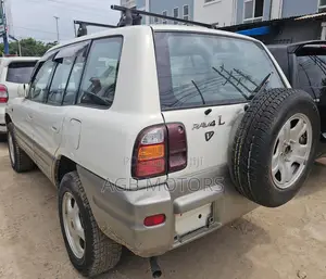 Toyota RAV4 Base FWD 1999 White