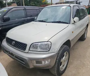 Toyota RAV4 Base FWD 1999 White