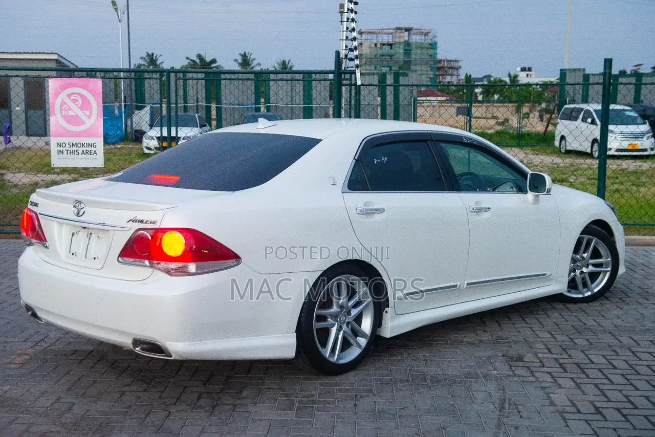 Toyota Crown 2011 White