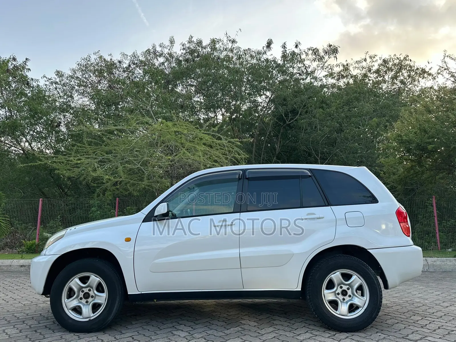 Toyota RAV4 2001 White