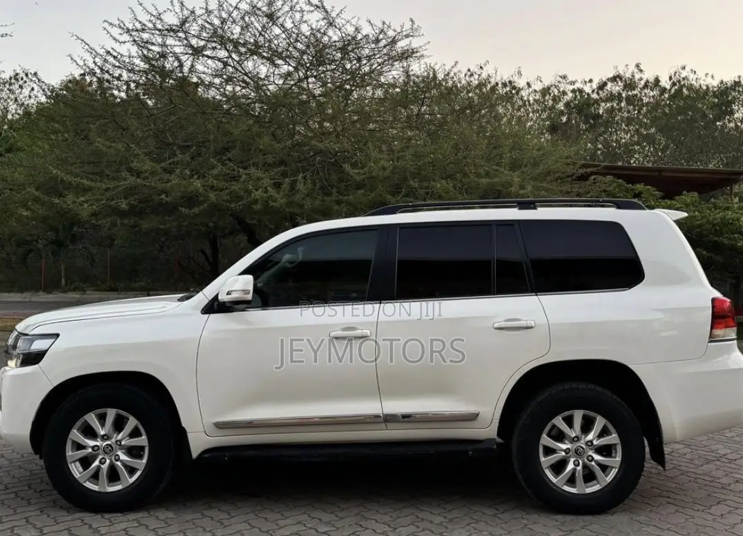 Toyota Land Cruiser 2017 White