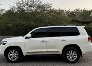Toyota Land Cruiser 2017 White