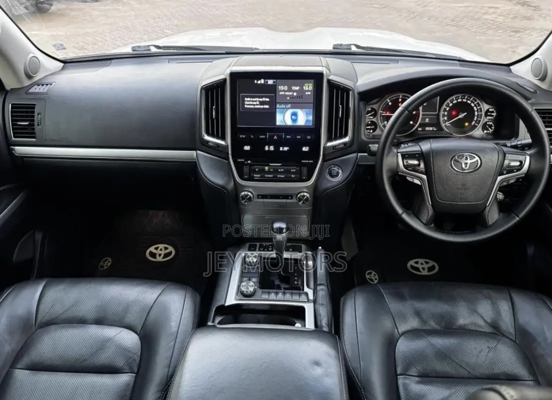 Toyota Land Cruiser 2017 White