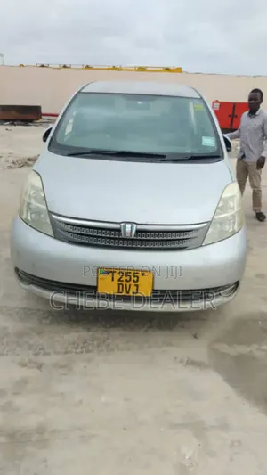 Toyota ISIS 1.8 L 2005 Silver