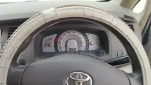 Toyota ISIS 1.8 L 2005 Silver