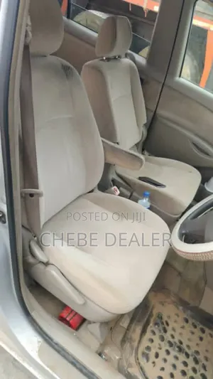Toyota ISIS 1.8 L 2005 Silver