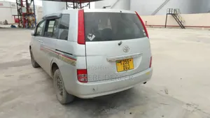 Toyota ISIS 1.8 L 2005 Silver