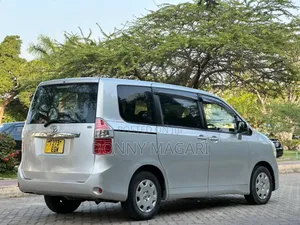 Toyota Noah 2.0 143hp AWD (7 Seater) 2009 Silver