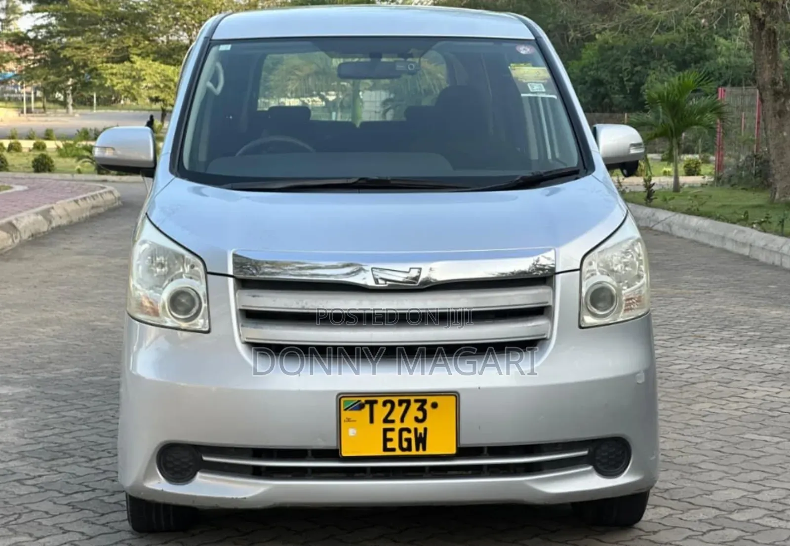 Toyota Noah 2.0 143hp AWD (7 Seater) 2009 Silver