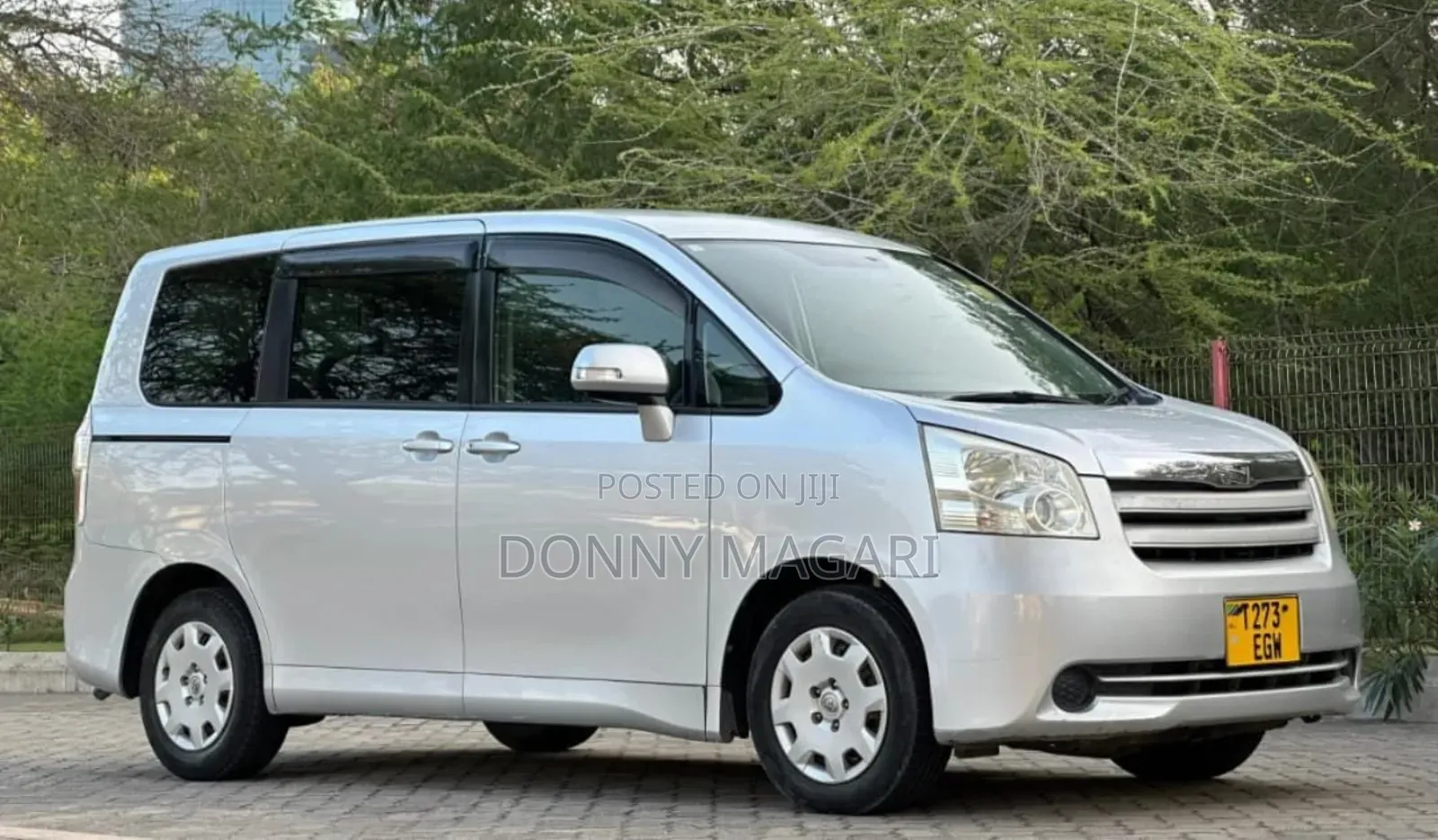 Toyota Noah 2.0 143hp AWD (7 Seater) 2009 Silver