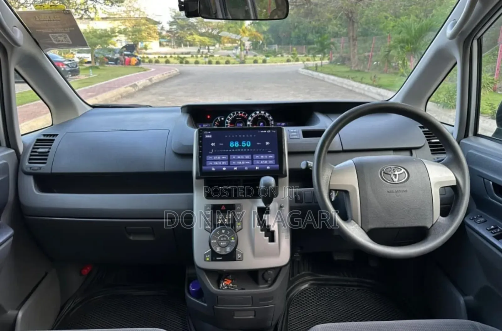 Toyota Noah 2.0 143hp AWD (7 Seater) 2009 Silver