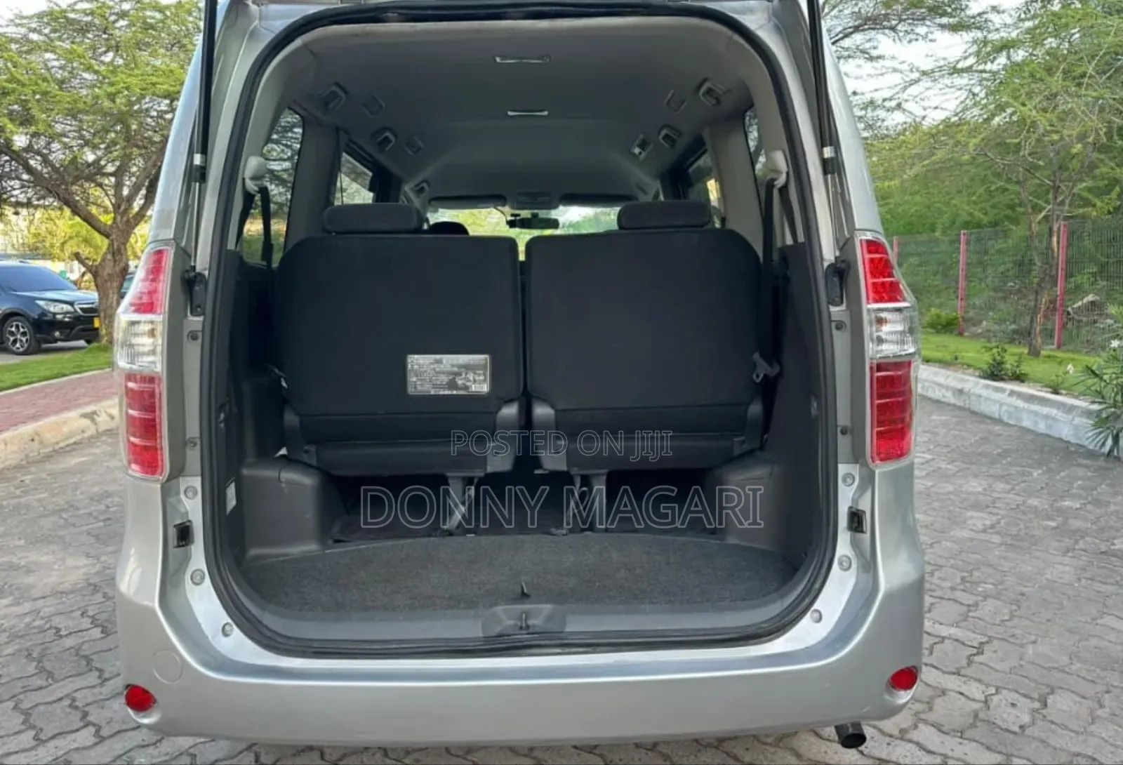 Toyota Noah 2.0 143hp AWD (7 Seater) 2009 Silver