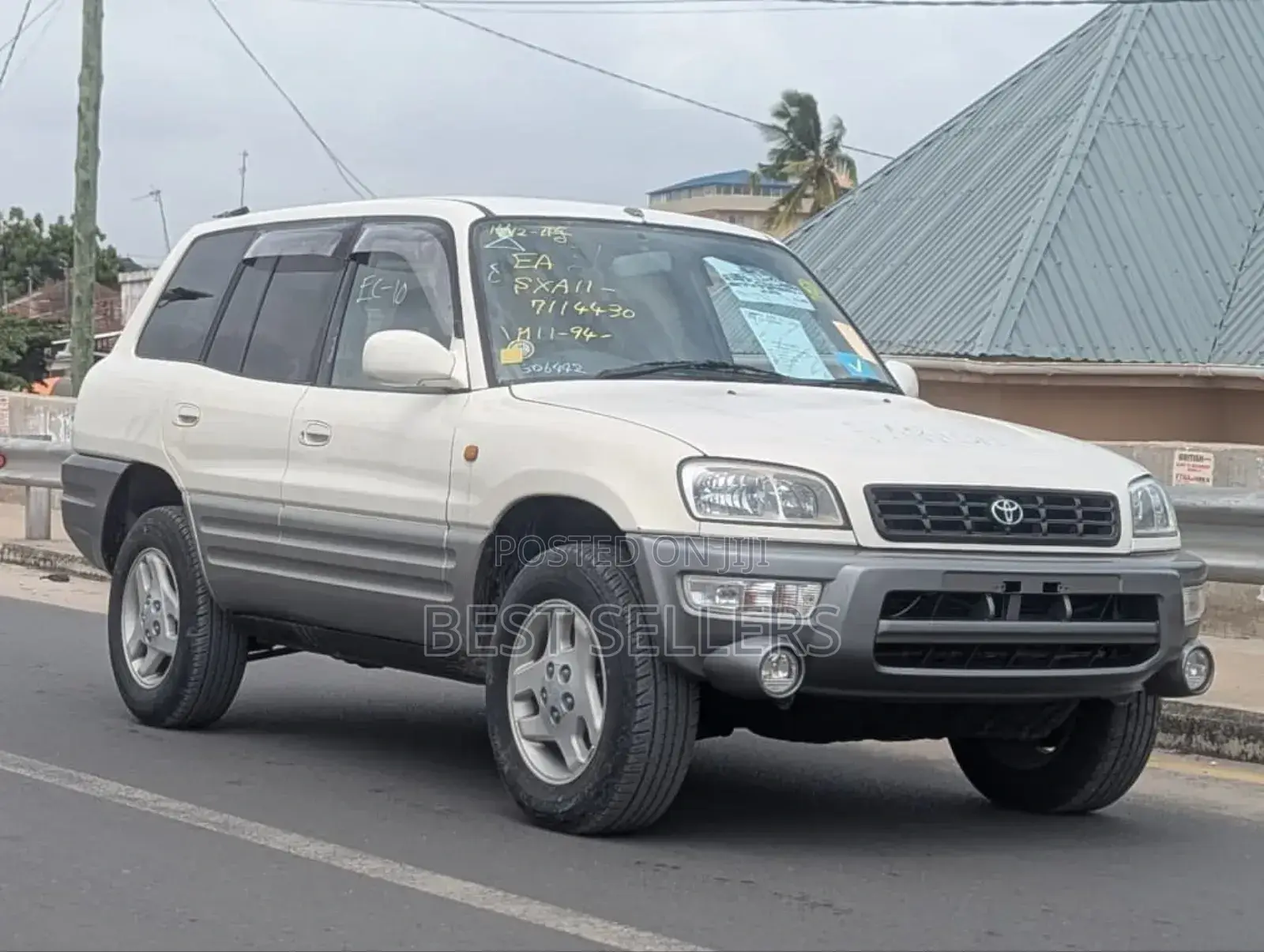 Toyota RAV4 Base 4x4 1996 White
