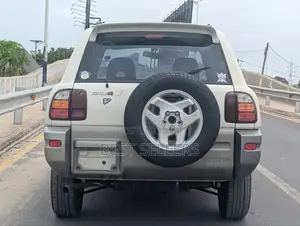 Toyota RAV4 Base 4x4 1996 White