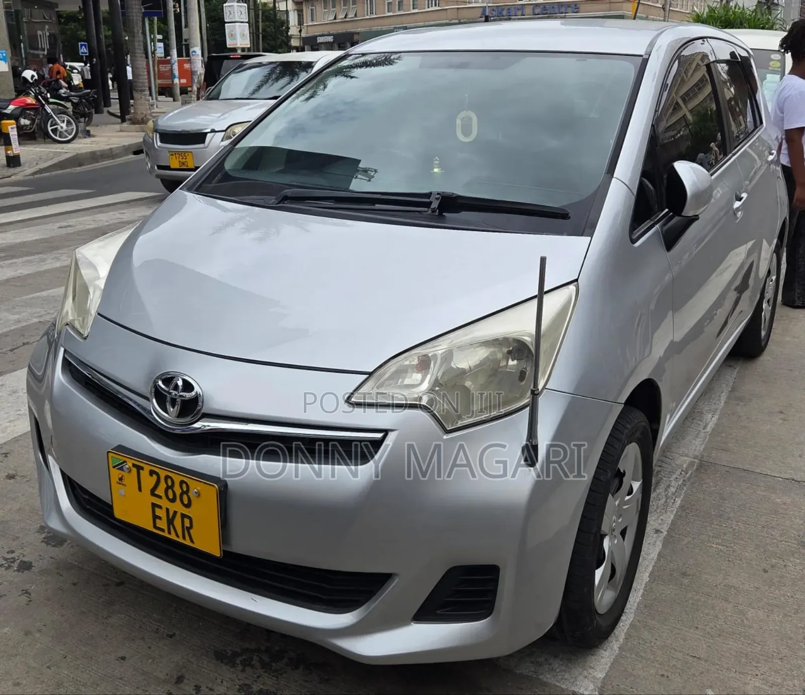 Toyota Ractis 1.3 FWD 2012 Silver