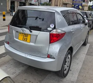 Toyota Ractis 1.3 FWD 2012 Silver