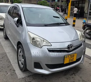Toyota Ractis 1.3 FWD 2012 Silver