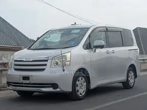 Toyota Noah 2.0 143hp AWD (8 Seater) 2009 Silver
