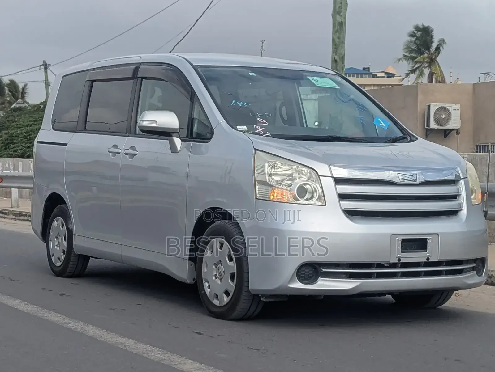 Toyota Noah 2.0 143hp AWD (8 Seater) 2009 Silver