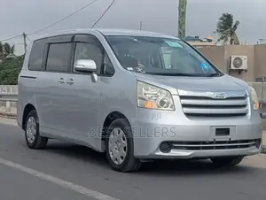 Toyota Noah 2.0 143hp AWD (8 Seater) 2009 Silver