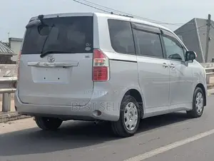 Toyota Noah 2.0 143hp AWD (8 Seater) 2009 Silver