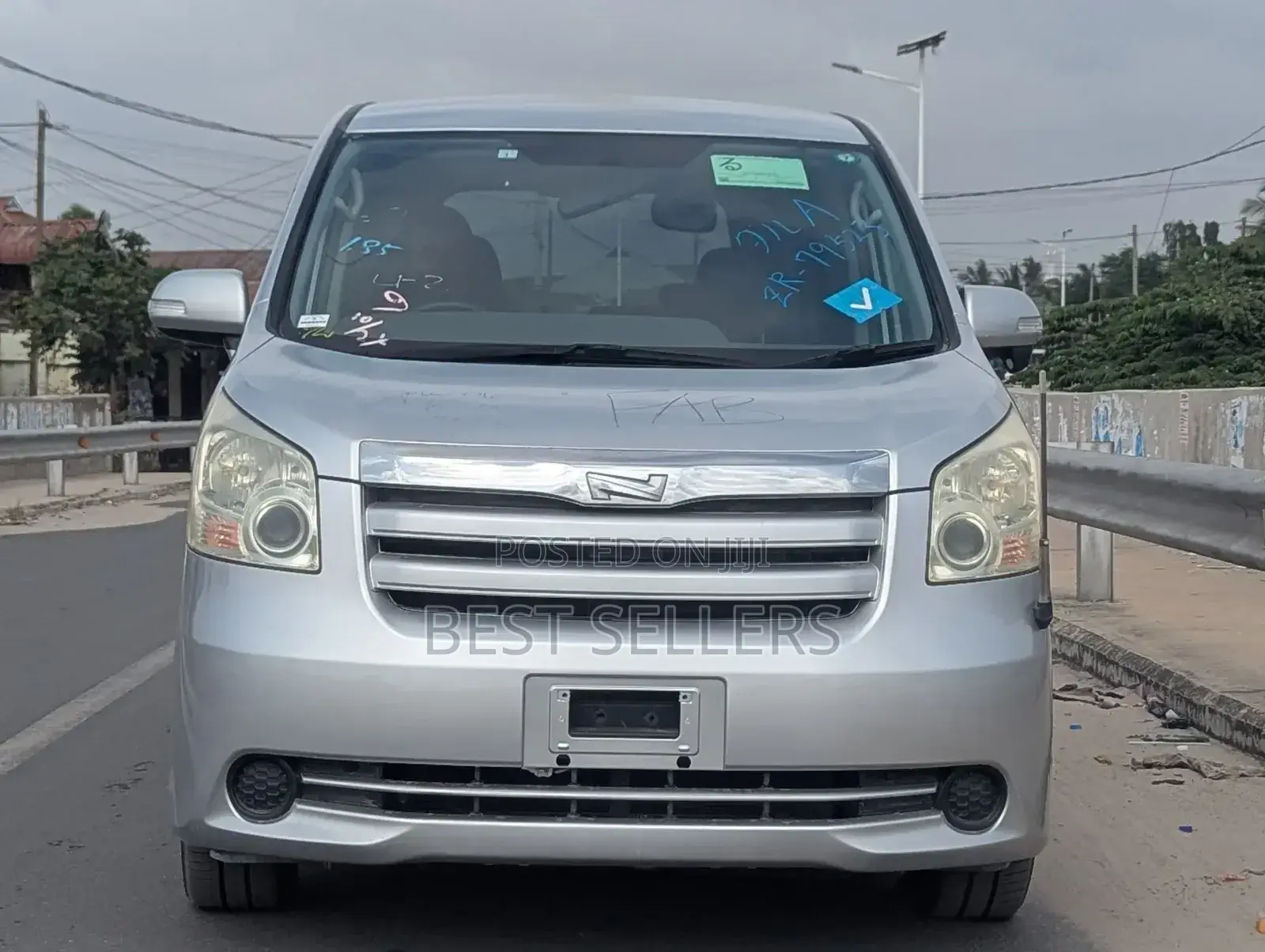 Toyota Noah 2.0 143hp AWD (8 Seater) 2009 Silver