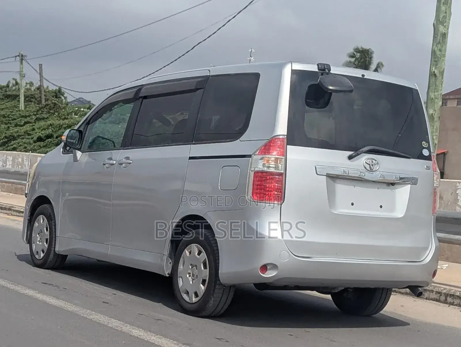 Toyota Noah 2.0 143hp AWD (8 Seater) 2009 Silver