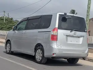 Toyota Noah 2.0 143hp AWD (8 Seater) 2009 Silver
