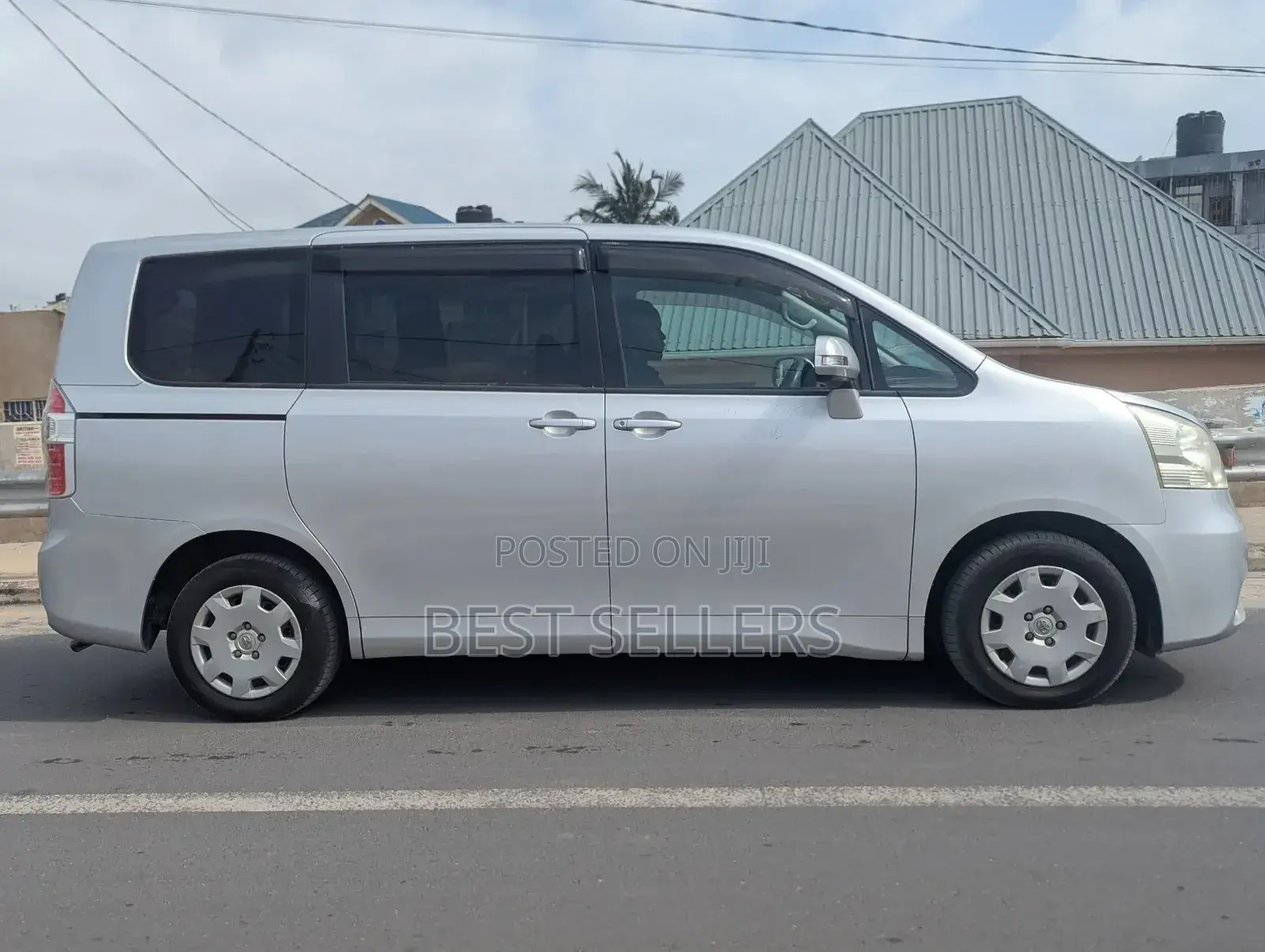 Toyota Noah 2.0 143hp AWD (8 Seater) 2009 Silver