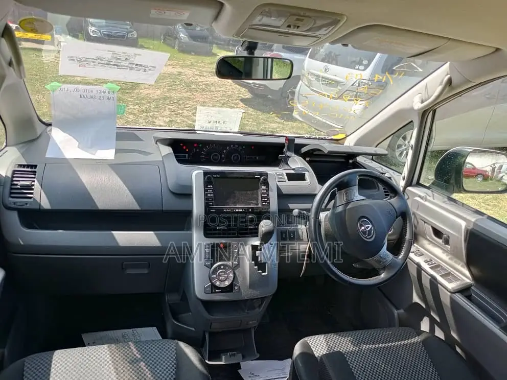 Toyota Noah 2.0 143hp AWD (8 Seater) 2008 White