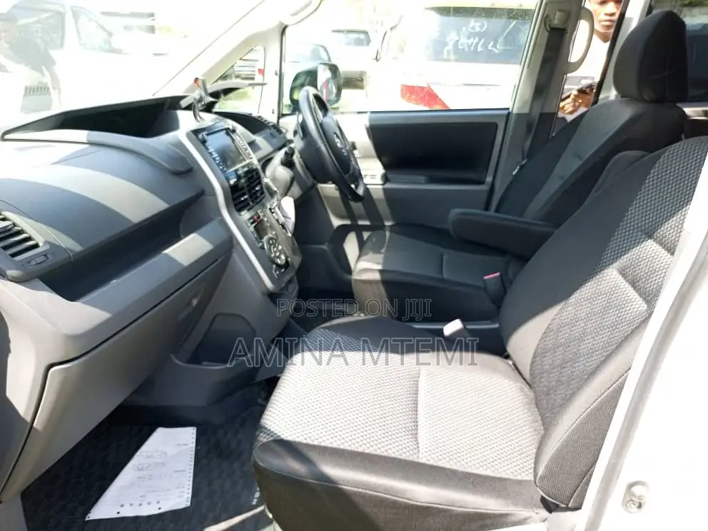Toyota Noah 2.0 143hp AWD (8 Seater) 2008 White
