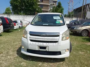 Toyota Noah 2.0 143hp AWD (8 Seater) 2008 White